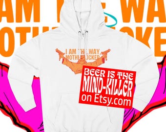 Puede incluir: Sudadera con capucha blanca con el texto "I AM THE WAY, MOTHERFUCKER" y una imagen de una persona con los brazos extendidos sosteniendo dos pistolas. También es visible un cuadrado rojo con el texto "BEER IS THE MIND-KILLER on Etsy.com".