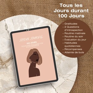 Peut inclure: Une couverture de journal numérique rose et marron avec le texte "Joyeux Journal 100 Jours Pour Faire Rayonner Ton Eclat Interieur" et une illustration noire et marron d'une femme. Le texte "Tous les Jours Durant 100 Jours" est en haut de l'image. Une liste d'invites de journal est sur le côté droit de l'image, y compris "Gratitudes", "2 Questions d'introspection", "Routine matinale", "Routine du soir", "Evaluation du jour", "Habitudes quotidiennes", "Recompenses", et "Atteinte de buts".