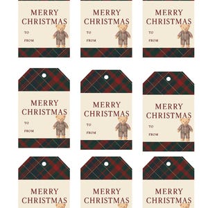以下が含まれることがあります： 赤、緑、茶色のチェック柄のクリスマスギフトタグ9枚。各タグには「メリークリスマス」の文字と「TO」と「FROM」のスペース、テディベアのイラストが描かれています。