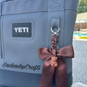 Brun flätad satinrosett nyckelring handväska accessoar Yeti Camino Bogg väska tygväska höstaccessoar