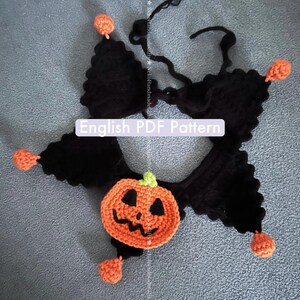 Könnte beinhalten: Ein handgefertigtes Halloween-Kostüm aus Häkelarbeit in Schwarz und Orange. Das Kostüm zeigt einen lächelnden Kürbis und Fledermausflügel. Der Text "English PDF Pattern" ist sichtbar.