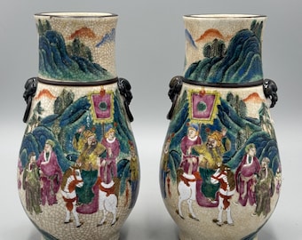 Antike chinesische Qing Ge-Glasur Wucai Pferdekampfszene Vasen mit Tiergriff 8,5 ''