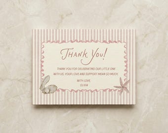 Szablon kartki z podziękowaniami na baby shower z okazji nadchodzącego sea you soon, dekoracja na baby shower z różową muszlą, wydruk na baby shower z oceanem