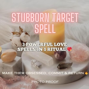 以下が含まれることがあります： クリスタル、キャンドル、ドライフラワーの配置。テキストは「STUBBORN TARGET SPELL」と「3 POWERFUL LOVE SPELLS IN 1 RITUAL」と表示されています。画像には、火のついたキャンドル、大きな柱キャンドル、さまざまなクリスタルが含まれています。