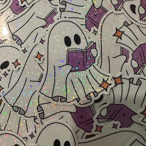 Adesivo in vinile glitterato con lettura di fantasmi – Decalcomania di Halloween da libro – Regalo per gli amanti dei libri nella stagione spettrale – BookTok Aesthetic