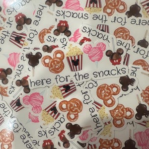 Pegatina de vinilo de Mickey Snacks – Calcomanía de golosinas del Parque Magic Kingdom – Estética gastronómica de Disney para portátil, botella de agua y diario