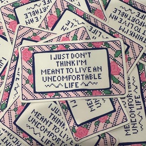 Sticker pour ordinateur portable au point de croix « Je ne pense pas que je suis censé vivre une vie inconfortable » Sticker mat