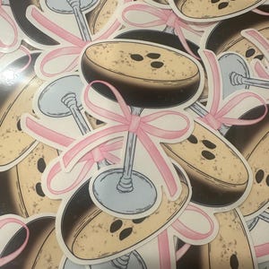 Adesivo in vinile con fiocco rosa "Espresso Martini Coquette" – Adesivo da cocktail impermeabile per laptop, bottiglie d'acqua, diari – Bomboniera per addio al nubilato