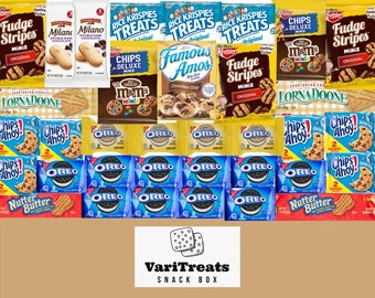Puede incluir: Una caja de aperitivos variados con un exterior de cartón marrón. La caja contiene una variedad de marcas populares de galletas, incluyendo Chips Ahoy, Oreo, Nutter Butter, Fudge Stripes, Rice Krispies Treats, Famous Amos y Milano. La caja está etiquetada como "VariTreats Snack Box".