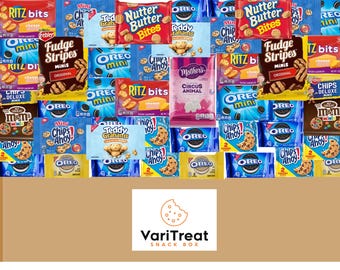 Puede incluir: Una caja marrón con el texto "VariTreat Snack Box" en la parte delantera. La caja está llena de varios bocadillos, que incluyen galletas Oreo, galletas Chips Ahoy, galletas Ritz, galletas Nutter Butter, galletas Teddy Grahams y Fudge Stripes.