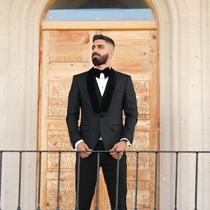 Coupe slim pour hommes en velours noir avec revers châle pour mariages et occasions spéciales