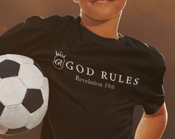 Camiseta cristiana juvenil "Dios gobierna" Sport Tek, ropa cristiana, camiseta de fe, regalo cristiano, camiseta de Jesús, ropa cristiana unisex, camiseta de iglesia