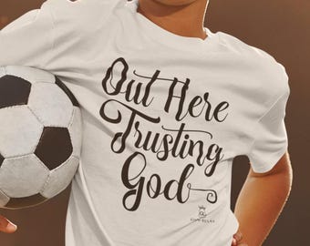 Camiseta juvenil "Out Here Trusting God" (Camiseta deportiva técnica cristiana), ropa unisex "Trusting God", camiseta con texto inspirador en las Escrituras.