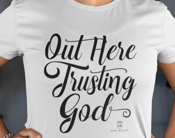 Camiseta deportiva "Out Here Trusting God" con texto cristiano, ropa cristiana "Confiando en Dios", camiseta con versículos bíblicos inspiradores