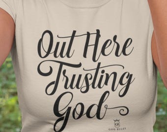 Camiseta cristiana "Aquí fuera, confiando en Dios", ropa cristiana unisex "Confiando en Dios", camiseta con versículo bíblico inspirador