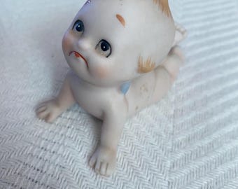 Figura pequeña vintage de Kewpie de porcelana bizcochada
