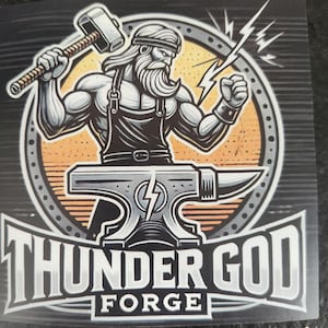 Puede incluir: Una ilustración en blanco y negro de una figura musculosa sosteniendo un martillo, de pie frente a un yunque con un diseño de rayo. El texto "THUNDER GOD FORGE" está debajo de la imagen.