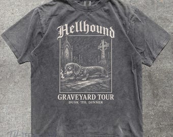 Camiseta gótica de perro salchicha, "Gira del cementerio de perros del infierno" / Perro salchicha gótico, camiseta vintage de banda, humor negro, perro salchicha espeluznante, camiseta Comfort Colors