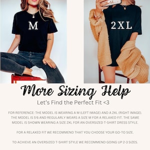Puede incluir: Dos modelos que llevan la misma camiseta negra en diferentes tallas. El modelo de la izquierda lleva una talla M y el modelo de la derecha lleva una talla 2XL. El texto "More Sizing Help" y "Let's Find the Perfect Fit <3" se muestra debajo de los modelos. El texto "FOR REFERENCE: THE MODEL IS WEARING A M (LEFT IMAGE) AND A 2XL (RIGHT IMAGE). THE MODEL IS 5'6 AND REGULARLY WEARS A SIZE M FOR A RELAXED FIT. THE SAME MODEL IS SHOWN WEARING A SIZE 2XL FOR AN OVERSIZED T-SHIRT DRESS STYLE. FOR A RELAXED FIT WE RECOMMEND THAT YOU CHOOSE YOUR GO-TO SIZE. TO ACHIEVE AN OVERSIZED T-SHIRT STYLE WE RECOMMEND GOING UP 2-3 SIZES." se muestra debajo del texto.
