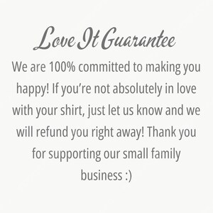 Puede incluir: Texto sobre un fondo claro que dice "Love It Guarantee". El texto contin&uacute;a con una garant&iacute;a de felicidad y una pol&iacute;tica de reembolso para camisas. Termina con un agradecimiento por apoyar a su peque&ntilde;a empresa familiar.