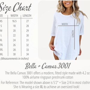 Pu&ograve; includere: T-shirt bianca con tabella delle taglie e misure in pollici. La tabella elenca le taglie XS-4XL, con le corrispondenti misure di larghezza e lunghezza. &Egrave; visibile anche il testo "Bella + Canvas 3001".
