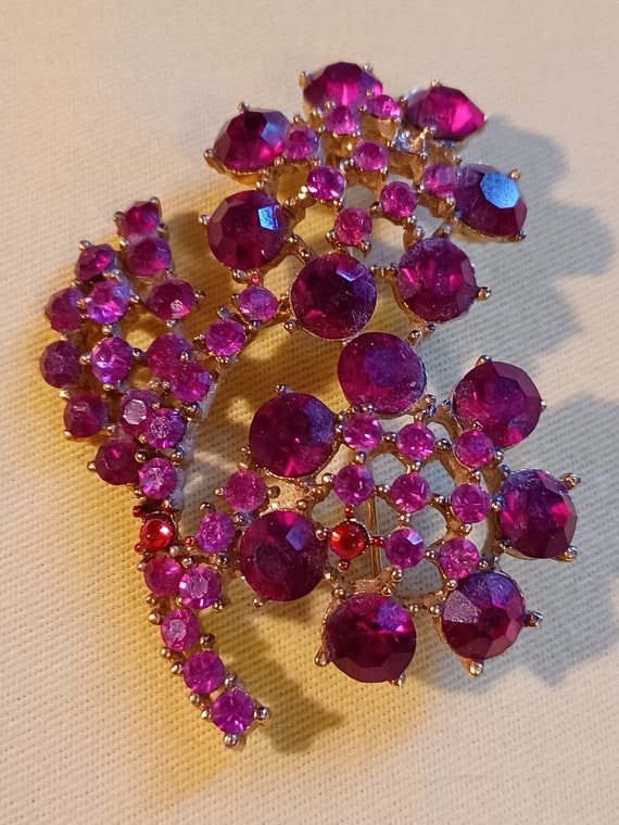 1960s Brooch with Red and Pink Rhinestones - image 1