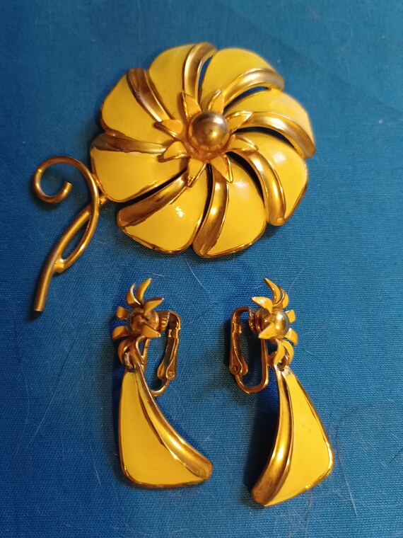 1960s Enameled Flower Set