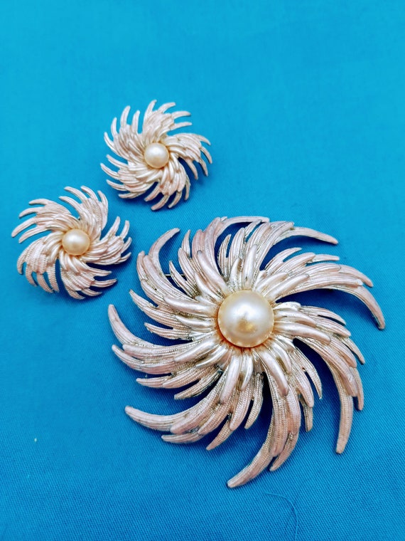 Vintage sarah coventry pinwheel Gem