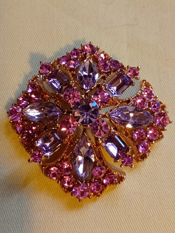 1950s Brooch with Gray and Pink Rhinestones