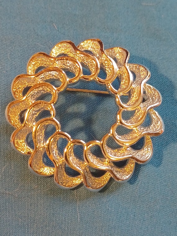 Sarah Coventry "Fashion Round" Brooch 1970