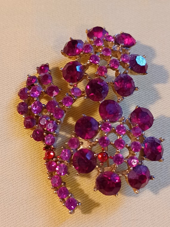 1960s Brooch with Red and Pink Rhinestones - image 3