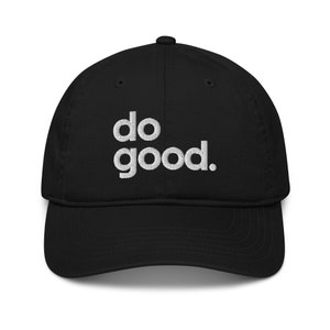 Può includere: Cappellino da baseball nero con la scritta ricamata "do good." Il cappellino ha una visiera curva e una corona strutturata. Il testo è in un carattere pulito e sans-serif.