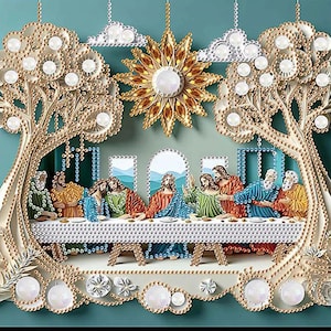Può includere: Un'opera d'arte murale decorativa che raffigura l'Ultima Cena, con un sole centrale, due grandi alberi con accenti simili a perle e due nuvole. La scena mostra figure in vesti colorate sedute a un lungo tavolo, impreziosite da perline e contorni dorati scintillanti su uno sfondo verde acqua.