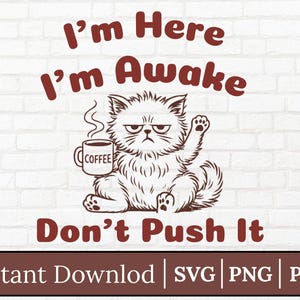 Puede incluir: Un gato marrón y blanco con una expresión gruñona sostiene una taza de café y dice "Estoy aquí, estoy despierto, no me empujes".
