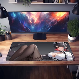 Pode incluir: Um tapete de rato para jogos preto e cinza com uma ilustração de anime colorida de uma mulher com cabelo preto comprido vestindo uma camisa branca e uma saia preta. A mulher está sentada no tapete de rato com as pernas cruzadas.
