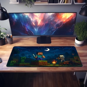 Könnte beinhalten: Eine schwarze und grüne Gaming-Mausmatte mit Minecraft-Motiv. Die Mausmatte zeigt ein Pixelbild von Steve, einem Creeper und einer Spinne. Der Hintergrund ist ein dunkelblauer Nachthimmel mit Sternen und einer Mondsichel.