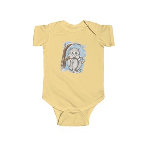 May include: A light yellow baby onesie featuring a watercolor illustration of a gray kitten hanging from a tree branch. The kitten has blue eyes and is set against a light blue background. The onesie is made of soft fabric.