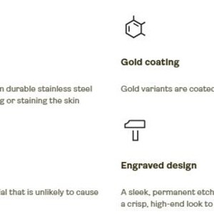 Pu&ograve; includere: Grafico informativo con testo che descrive le caratteristiche del prodotto. Il testo evidenzia l'acciaio inossidabile, il rivestimento in oro, i materiali ipoallergenici e il design inciso. Le descrizioni sottolineano la durata e l'estetica di alta gamma.