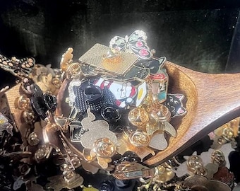 Enamel Pin Scoop
