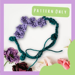 Pode incluir: Um padrão de crochê para uma coroa de flores roxa e verde. O padrão está escrito "PATTERN ONLY".