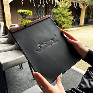 Tableau de menu en bois | Porte-menu en bois avec revêtement en cuir | Couverture de menu gravée | Image de marque du restaurant | Enseigne pour table de bar | Presse-papiers du menu du serveur