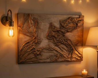 Escultura mural original de gran escala con textura densa.