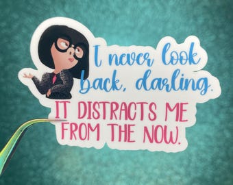 Edna Mode, "Nunca miro atrás, cariño, me distrae del presente". Pegatina / Los Increíbles / Pegatina de vinilo impermeable