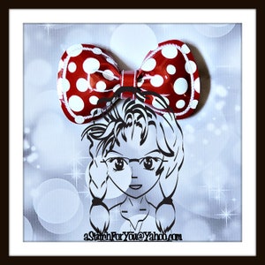 Könnte beinhalten: Eine Schwarzweißillustration eines Mädchens mit einer rot-weißen Polka-Dot-Schleife auf dem Kopf. Der Hintergrund ist hellblau mit weißen Glitzerpunkten.