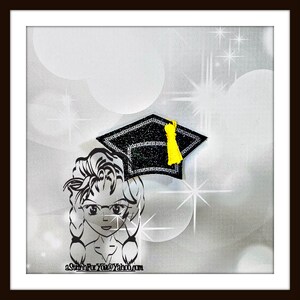 Peut inclure: Illustration en noir et blanc d'une fille portant des lunettes avec un chapeau de graduation noir avec un pompon jaune sur la tête. L'arrière-plan est un motif argenté scintillant.