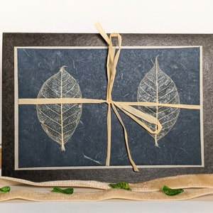Feuille avec carte de voeux en papier bleu foncé / carte faite main / carte d'anniversaire / carte de célébration / carte d'anniversaire / art de la nature / art de la feuille