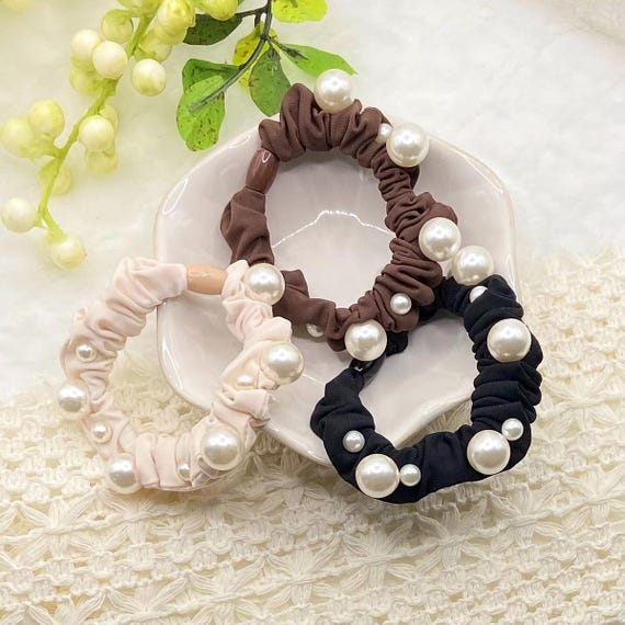 Pearl Scrunchie: Elegant Hair Accessory - Cream, Brown  display picture 1