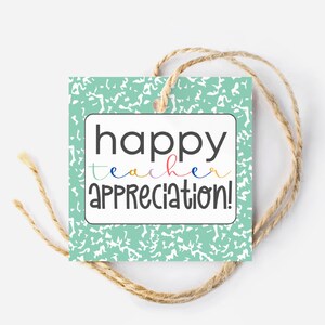 Puede incluir: Una etiqueta de regalo cuadrada con un fondo verde menta y motas blancas. La etiqueta tiene un rectángulo blanco con las palabras "happy teacher appreciation!" en negro y colores arcoíris. Se adjunta un cordel de hilo natural.