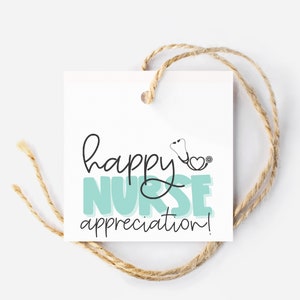 Puede incluir: Una etiqueta de regalo blanca con un gr&aacute;fico azul verdoso y negro que dice "happy nurse appreciation!" con una peque&ntilde;a ilustraci&oacute;n en blanco y negro de un estetoscopio y un coraz&oacute;n.