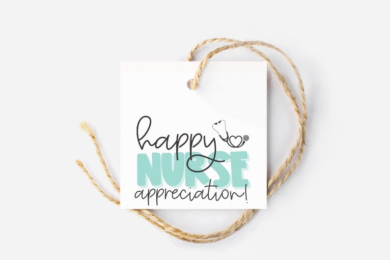 Puede incluir: Una etiqueta de regalo blanca con un gr&aacute;fico azul verdoso y negro que dice "happy nurse appreciation!" con una peque&ntilde;a ilustraci&oacute;n en blanco y negro de un estetoscopio y un coraz&oacute;n.